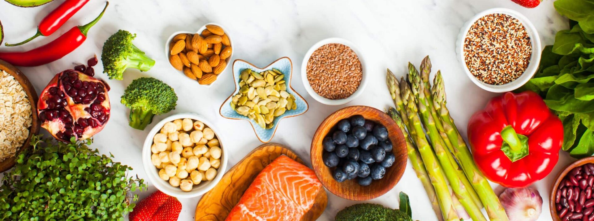 SEO-titel: Wat zijn superfoods? Gezond wondermiddel of slimme marketing? Meta-omschrijving: Wat zijn superfoods en heb je chiazaad, gojibessen of groene poeders echt nodig? Ontdek wat superfoods doen en hoe je betaalbaar gezond eet. Focus keyphrase: wat zijn superfoods Slug (URL): wat-zijn-superfoods Hashtags: #superfoods, #gezondevoeding, #sportvoeding, #voeding, #eiwitten, #koolhydraten, #spierherstel, #gezondeten, #fitness, #vitaliteit, #trifora
