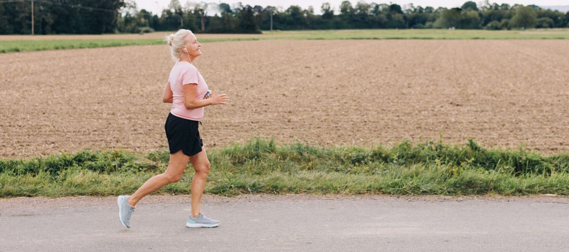 SEO-titel: Hardlopen combineren met krachttraining: rustig opbouwen naar 5 km Meta-omschrijving: Hoe combineer je hardlopen met drie keer per week krachttraining? Lees hoe ik rustig begin, mijn herstel bewaak en wil opbouwen naar 5 kilometer. Focus keyphrase: hardlopen combineren met krachttraining Slug (URL): hardlopen-combineren-met-krachttraining Hashtags: #hardlopen, #krachttraining, #cardio, #conditie, #vijfkilometer, #hardloopschema, #fullbodytraining, #spieropbouw, #herstel, #sportvoeding, #mentalegezondheid, #fitnessenschede, #trifora