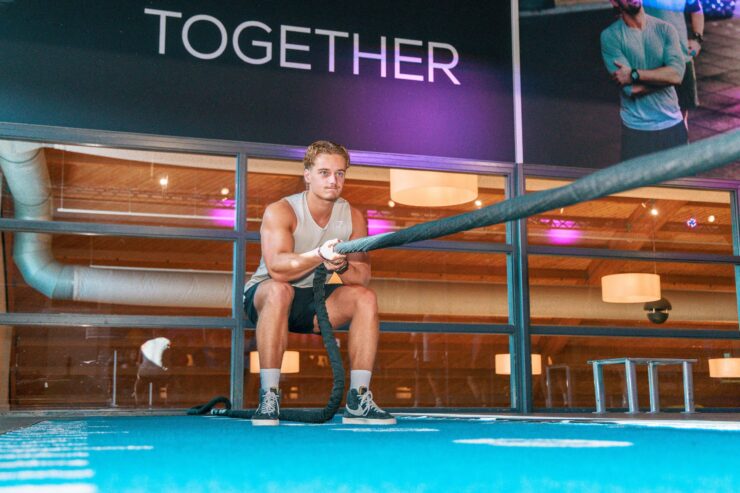 HYROX Strength Bij HYROX Strength ligt de nadruk op kracht, techniek en controle. Je oefent de bewegingen die tijdens een HYROX-wedstrijd terugkomen en werkt aan de kracht die nodig is om deze efficiënt uit te voeren. Je traint onder andere met sleds, wall balls, sandbags en farmers-carrygewichten. De oefeningen worden aangepast aan jouw niveau, zodat je eerst een goede uitvoering aanleert en vervolgens de belasting kunt verhogen. Dat maakt HYROX Strength geschikt voor sporters die sterker willen worden, hun techniek willen verbeteren of een stevig fundament willen leggen voor een wedstrijd. De training helpt je niet alleen bij de afzonderlijke wedstrijdonderdelen. Je ontwikkelt ook meer spierkracht, stabiliteit en belastbaarheid. Dat is belangrijk omdat een goede techniek ook onder vermoeidheid overeind moet blijven.