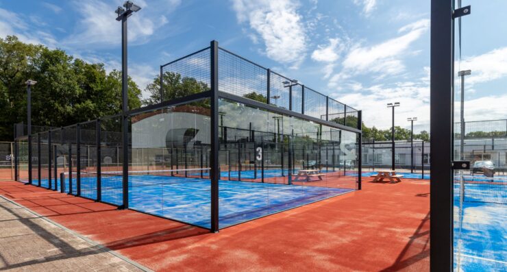 Meer dan een sportschool padel Padel is een ontzettend leuke en toegankelijke sport voor spelers van alle leeftijden en spelniveaus. Omdat padel zowel snel als gemakkelijk op te pakken is, hebben de meeste spelers de basis al binnen het eerste half uur onder de knie. Padel is in de jaren 60 ontstaan in Mexico en is momenteel één van de snelst groeiende sporten ter wereld. In Spanje is padel zelfs de tweede sport, na voetbal. Padel is een mix tussen tennis en squash en combineert actie met plezier en sociale interactie. Trifora beschikt over 4 padel buitenbanen die 365 dagen per jaar beschikbaar zijn. Om een padelbaan te huren hoef je geen lid te zijn van Trifora.
