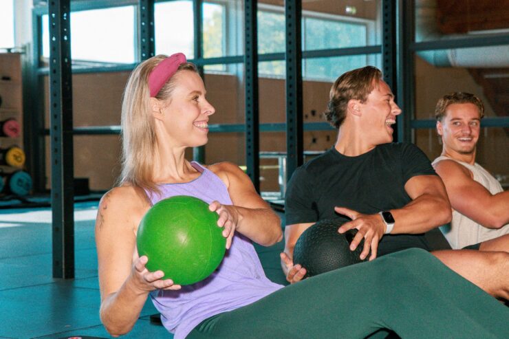 Trainen binnen een HYROX-community HYROX is individueel meetbaar, maar samen trainen maakt een belangrijk deel uit van de ervaring. Je werkt aan je eigen niveau en doel, terwijl je wordt omringd door mensen die dezelfde uitdaging aangaan. Binnen de HYROX-community van Trifora motiveren deelnemers elkaar, delen ze ervaringen en werken ze samen naar wedstrijden toe. Sommige sporters willen hun tijd verbeteren, anderen bereiden zich voor op hun eerste deelname en weer anderen trainen vooral omdat ze de combinatie van kracht en conditie leuk vinden. Dat verschil in ambitie is juist de kracht van de groep. Je hoeft niet de snelste of sterkste te zijn om erbij te horen. Je moet vooral bereid zijn om te trainen, te leren en jezelf uit te dagen.