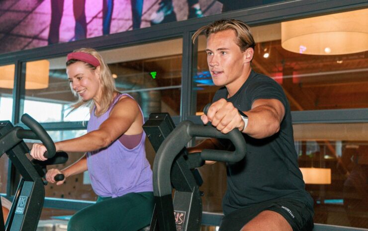 HYROX Conditioning Tijdens HYROX Conditioning draait het om uithoudingsvermogen, tempo en presteren onder vermoeidheid. Je leert inspanningen langer vol te houden en sneller te herstellen tussen het hardlopen en de verschillende stations. De trainingen bestaan uit conditionele oefeningen, intervallen en combinaties die aansluiten bij het karakter van HYROX. Daarbij gaat het niet alleen om zo hard mogelijk werken. Je leert ook hoe je jouw energie verdeelt, welk tempo je kunt volhouden en wat er gebeurt wanneer je na een zwaar onderdeel opnieuw moet lopen. HYROX Conditioning is een goede aanvulling op Strength. Waar Strength het fysieke fundament en de techniek ontwikkelt, leert Conditioning je deze kwaliteiten tijdens intensieve inspanning te gebruiken. Wil je beter begrijpen hoe het lichaam zich aan inspanning aanpast? Lees dan meer over uithoudingsvermogen en het verbeteren van je conditie.