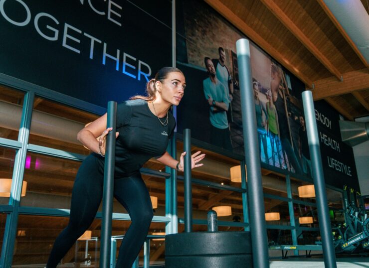 Wat isHyrox HYROX is een trainings- en wedstrijdvorm waarin hardlopen wordt gecombineerd met functionele oefeningen. Tijdens een officiële wedstrijd loop je acht keer één kilometer. Na iedere kilometer volgt een vast onderdeel, zoals de sled push, sled pull, burpee broad jumps, roeien, farmers carry, sandbag lunges, SkiErg of wall balls. Die combinatie maakt HYROX anders dan een gewone hardloopwedstrijd of traditionele krachttraining. Je hebt niet alleen uithoudingsvermogen nodig, maar ook kracht, techniek, tempogevoel en het vermogen om onder vermoeidheid goed te blijven bewegen. HYROX is daardoor een complete uitdaging. Je traint niet uitsluitend om sterker of sneller te worden, maar leert verschillende fysieke eigenschappen met elkaar te combineren. Wil je eerst uitgebreider lezen waar de sport vandaan komt en waarom deze zo populair is geworden? Lees dan onze blog over wat HYROX is en waarom steeds meer mensen ervoor kiezen.
