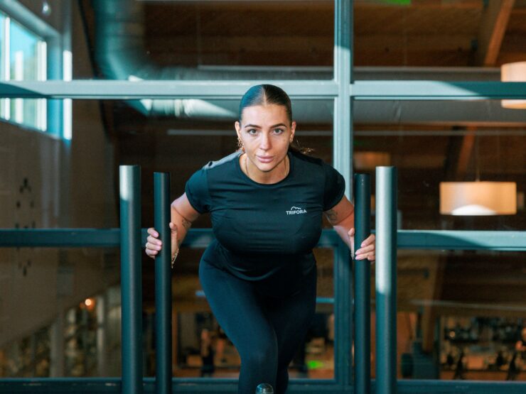 Veelgestelde vragen over HYROX in Enschede Wat is het verschil tussen HYROX Strength en Conditioning? Bij Strength ligt de nadruk op kracht, techniek en controle. Conditioning richt zich vooral op uithoudingsvermogen, tempo, intervallen en presteren onder vermoeidheid. De twee trainingen vullen elkaar aan. Wat is het verschil tussen HYROX Prep en Competitive? Prep is een korte praktische en informatieve voorbereiding voor mensen die binnenkort aan een wedstrijd deelnemen. Competitive is een verdiepend trainingsprogramma voor sporters die gedurende een langere periode doelgericht naar een wedstrijd willen toewerken. Kan ik bij Trifora alle wedstrijdonderdelen trainen? Ja. Trifora beschikt over de materialen en officiële wedstrijdgewichten om alle HYROX-onderdelen zelfstandig te trainen.