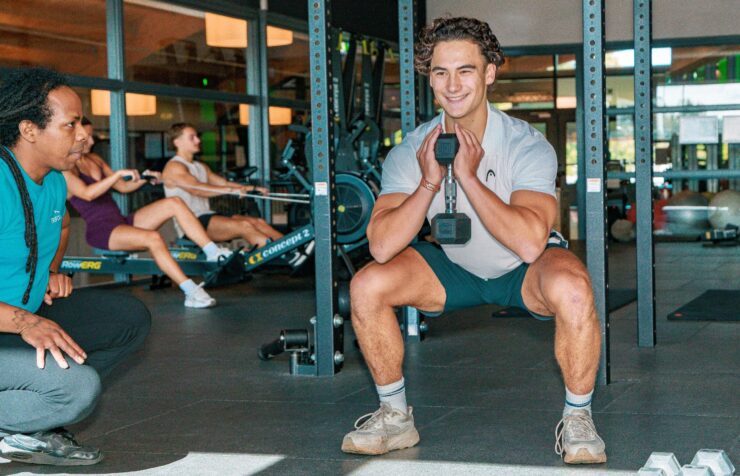 HYROX Competitive HYROX Competitive is onze meest verdiepende trainingsvorm voor sporters die gericht naar een wedstrijd willen toewerken. De groep bestaat uit maximaal vier deelnemers. Daardoor is er veel ruimte om rekening te houden met jouw niveau, wedstrijdcategorie en geplande wedstrijdmoment. De trainer schrijft een verdiepend programma, bewaakt de uitvoering en is beschikbaar voor vragen. Het is geen klassieke groepsles waarin iedereen voortdurend dezelfde aanwijzingen volgt. De deelnemers werken gezamenlijk aan hetzelfde programma, maar voeren de onderdelen op hun eigen niveau uit. Deelnemers stromen door vanuit HYROX Strength en Conditioning. Je hoeft nog niet officieel voor een wedstrijd te zijn ingeschreven, maar je moet wel over voldoende kracht, conditie en trainingservaring beschikken. HYROX Competitive is bedoeld voor sporters die de basis beheersen en doelgericht aan hun wedstrijdprestatie willen werken.