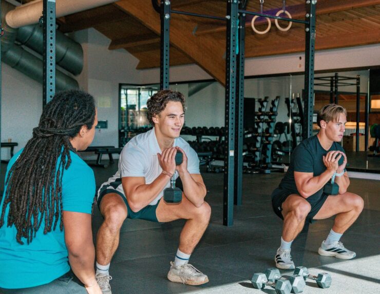 Professionele begeleiding tijdens jouw HYROX-training Hard trainen is niet automatisch hetzelfde als goed trainen. HYROX vraagt veel van je lichaam. Wanneer techniek, trainingsbelasting en herstel niet goed op elkaar aansluiten, neemt het risico op overbelasting toe. Daarom besteden onze coaches aandacht aan uitvoering, opbouw en het niveau waarop je traint. Zij helpen je bij het leren van nieuwe bewegingen, corrigeren waar nodig en denken mee wanneer een oefening moet worden aangepast. Die persoonlijke begeleiding stopt niet na je eerste training. Binnen Trifora werken sport en gezondheid bovendien nauw met elkaar samen. Je kunt gebruikmaken van fysiotherapie, begeleiding op het gebied van sport en voeding en andere deskundigheid binnen de club. Dat is waardevol wanneer je vragen hebt over belastbaarheid, herstel, voeding of het voorkomen van klachten.