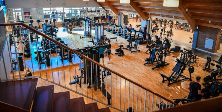 HYROX als onderdeel van je fitnesslidmaatschap De HYROX-trainingen zijn inbegrepen bij een regulier fitnesslidmaatschap van Trifora. Daarmee kun je HYROX combineren met zelfstandig fitnessen, andere groepslessen en aanvullende trainingsmogelijkheden binnen de club. Zo kun je naast de HYROX-trainingen gericht werken aan je kracht, conditie, mobiliteit of herstel. Op de tarievenpagina vind je een actueel overzicht van onze lidmaatschappen en mogelijkheden. Ben je nog geen lid? Dan kun je HYROX eerst tijdens een gratis proefles ervaren.