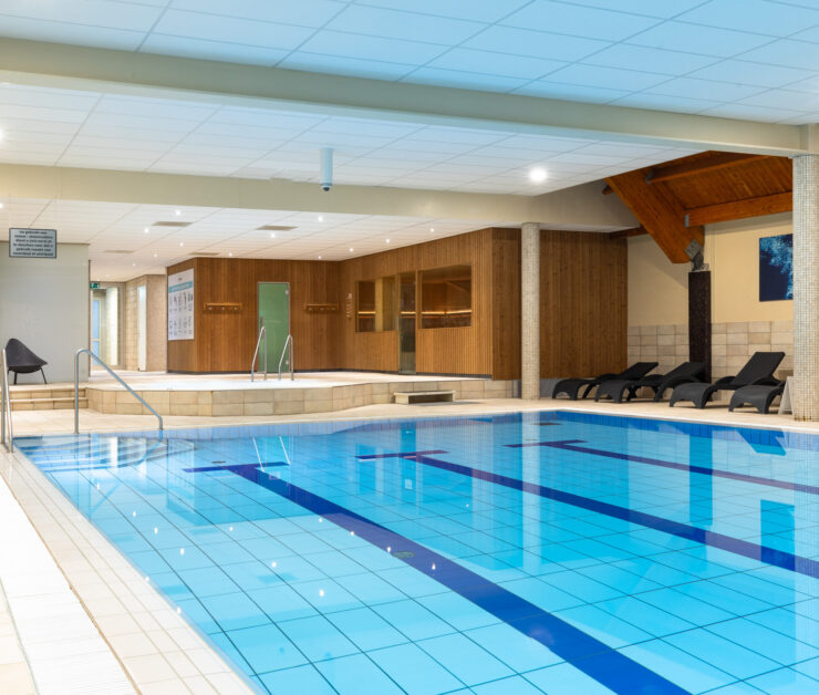 Meer dan een sportschool wellness Onze wellness is een mooie aanvulling op jouw sportervaring. Wij bieden hierbij de volgende faciliteiten: sauna, stoomcabine, whirlpool en een separaat zwembad. Het zwembad wordt ook gebruikt voor zwemlessen, aquafit en baby, peuter en kleuter zwemmen. Het woord wellness is een combinatie van de Engelse woorden “well being’” en “fitness”. Na het sporten helpt wellness jouw lichaam ontspannen terwijl het tegelijkertijd hard aan het werk is. Door de heftige temperatuurswisselingen van de sauna en het stoombad richten jouw hersenen alle energie op de vitale levensfuncties en komt jouw geest hierdoor even helemaal los van de alledaagse beslommeringen. Als je gekozen hebt voor onze wellness add-on ben je hier 7 dagen per week welkom. De wellness is op een aantal dagen per jaar gesloten in verband met besloten activiteiten. Check HIER de openingstijden. In de wellness is het gebruik van officiële zwemkleding, slippers en een handdoek verplicht en is het gebruik van telefoons en tablets verboden.
