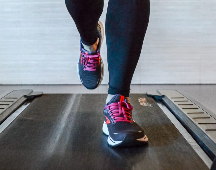 Welke HYROX-training past bij jou? Welke training bij je past, hangt af van je huidige niveau en je doel. Wil je sterker worden en de wedstrijdonderdelen technisch leren uitvoeren? Dan is HYROX Strength een logisch vertrekpunt. Wil je vooral werken aan tempo, uithoudingsvermogen en herstel tijdens intensieve inspanning? Dan sluit HYROX Conditioning waarschijnlijk beter aan. Heb je al een wedstrijd gepland, dan helpt HYROX Prep je bij de praktische voorbereiding. Beschik je over een goede basis en wil je met een verdiepend programma naar een wedstrijd toewerken? Dan kan HYROX Competitive de volgende stap zijn. Je hoeft dit niet zelf te bepalen. Onze fitcoaches kunnen met je meedenken over een veilige en passende instroom. Zo voorkom je dat je te zwaar begint of een training kiest die nog niet bij je belastbaarheid aansluit.
