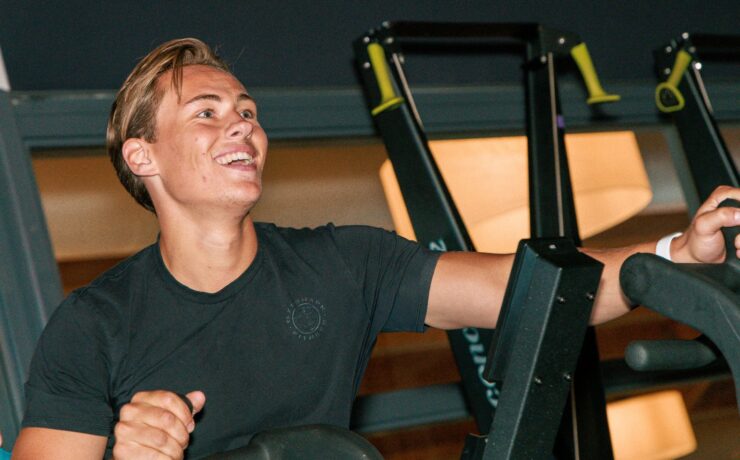 Ontdek HYROX bij Trifora in Enschede Of je nu nieuwsgierig bent naar HYROX, fitter en sterker wilt worden of gericht naar een wedstrijd wilt toewerken: bij Trifora vind je een trainingsvorm die aansluit bij jouw niveau en ambitie. Je traint bij een officiële HYROX Gym en HYROX Training Club, met professionele begeleiding, officiële materialen en een community waarin deelnemers elkaar helpen om verder te komen. Dankzij HYROX Strength, Conditioning, Prep en Competitive kun je kennismaken, opbouwen en verdiepen binnen dezelfde club. Wil je weten welke training bij jou past? Vraag dan een gratis proefles aan en ervaar zelf hoe het is om HYROX te trainen bij Trifora in Enschede.